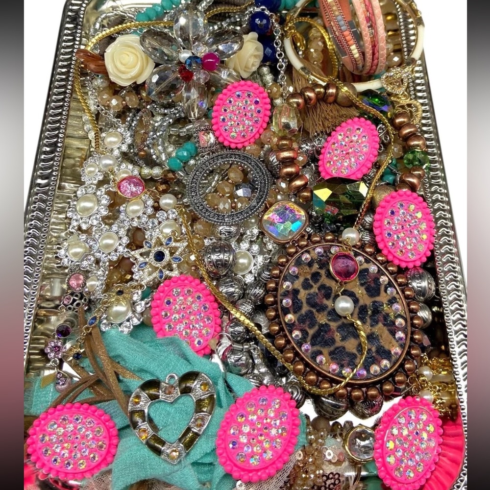 ⚜️ 2 LB Vintage Mod Jewelry Lot | Mystery Box for Resale, Craft, Repair, DIY ⚜️ - Picture 3 of 6